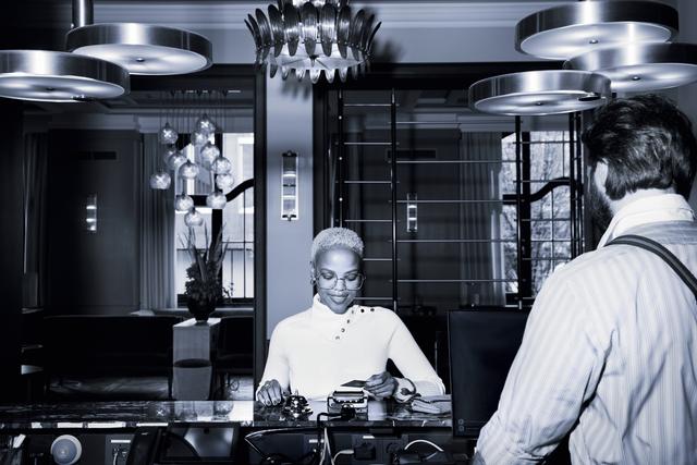 01_Over_the_shoulder_Gast_checkt_aus_011_01_ISOcoatedv2